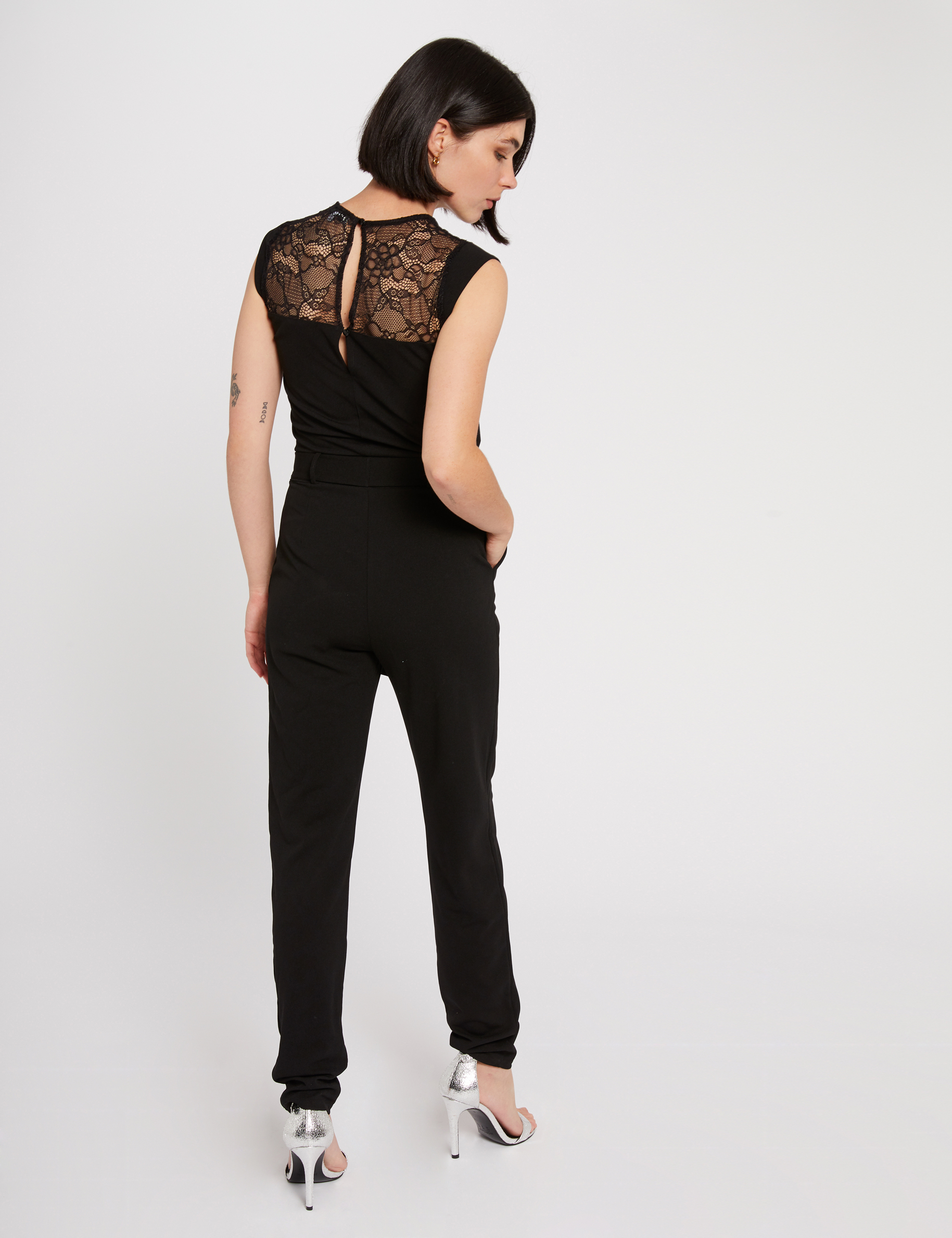 Combinaison droite ceintur&eacute;e &agrave; dentelle noir femme